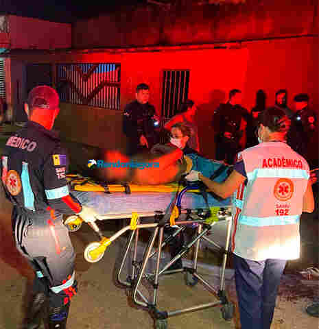 Brincadeira perigosa: jovem é baleado após pular na frente de carro e simular estar armado