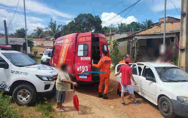 Jovem é chamado em portão e baleado com dois tiros por motociclista, na tarde desta quinta, na capital