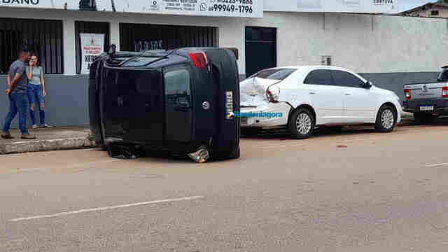 Acidente com capotamento na Duque de Caxias com João Goulart, na capital