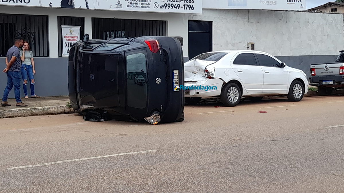 Acidente com capotamento na Duque de Caxias com João Goulart, na capital