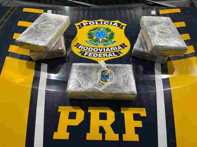 PRF prende dupla com 5 quilos de cocaína em ônibus que seguia de Porto Velho para Brasília