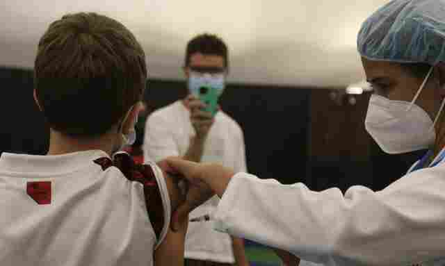 Pandemia completa três anos com crianças entre os mais vulneráveis
