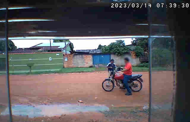 Câmera mostra ladrão armado, roubando moto de trabalhador em plena luz do dia