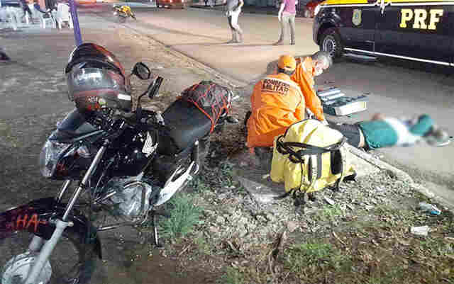 Colisão entre motos de motoboys deixa um deles ferido
