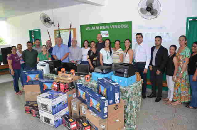 Ismael Crispin participa de entrega equipamentos de informática em duas escolas de Buritis
