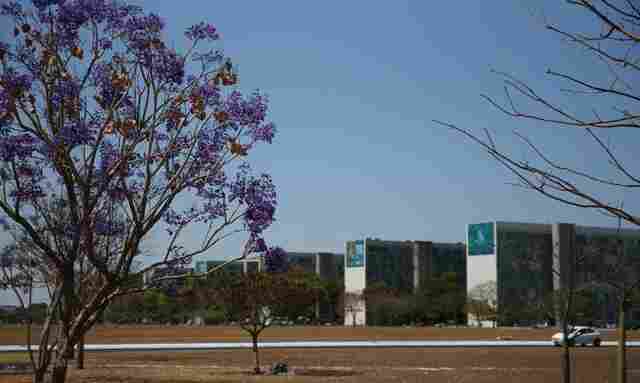 Servidores federais fazem assembleias para discutir reajuste de 9%
