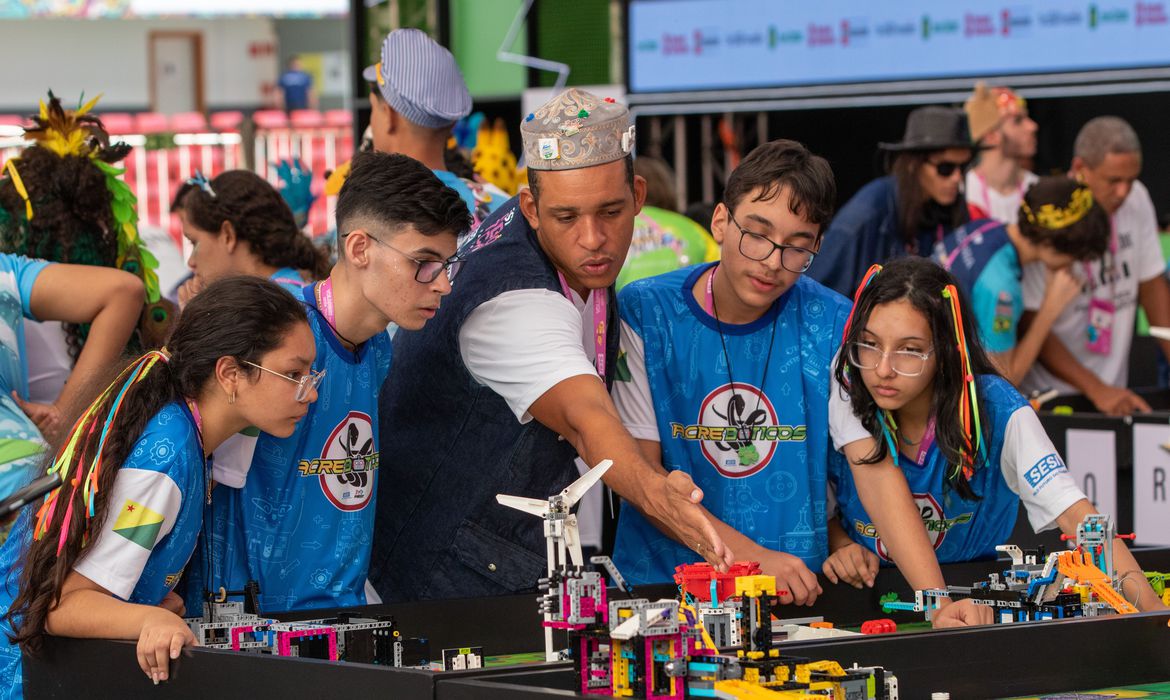 Festival de robótica reúne estudantes de todo o país no DF
