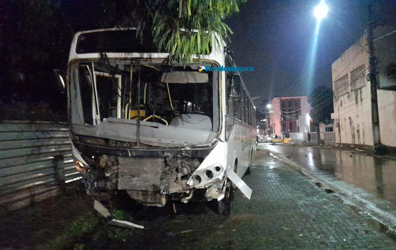 Vídeo: bêbado, motorista de ônibus é preso após se envolver em grave acidente em Porto Velho