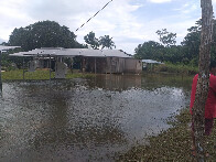 Com cheia do rio Jaci-Paraná, famílias indígenas são levadas para escola