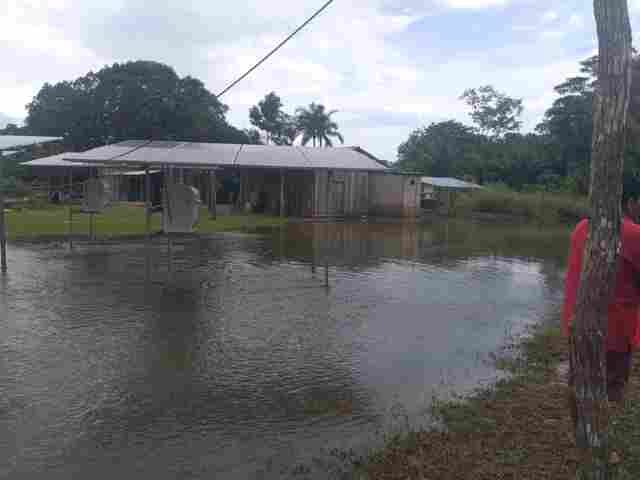 Com cheia do rio Jaci-Paraná, famílias indígenas são levadas para escola