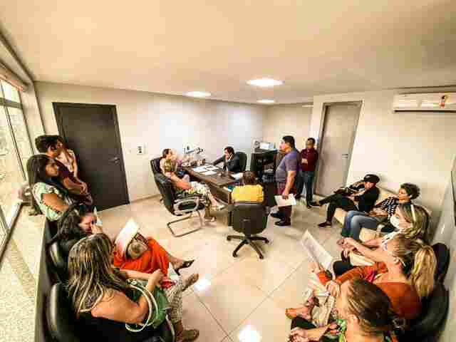 Sindeprof e comissão de servidores encaminham pedido de afastamento de diretor de escola por assédio
