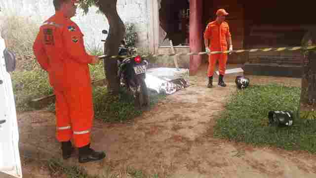 Homem é executado a tiros na porta da casa de amigos