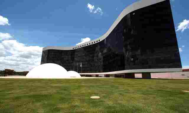 PGE defende que Bolsonaro se torne inelegível por mentiras sobre urnas