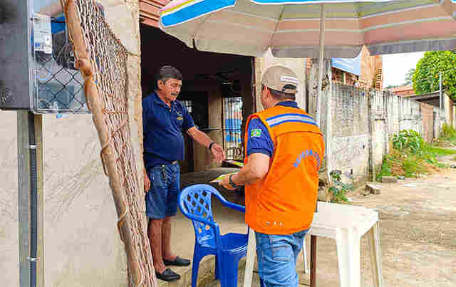 Defesa Civil Municipal distribui cartilhas com orientação sobre enchentes a moradores em áreas de risco