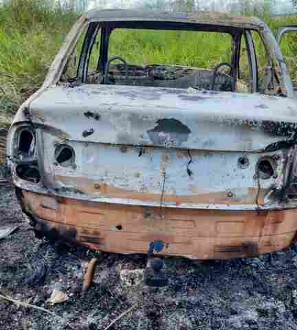 Criminosos incendeiam carro roubado na sexta-feira