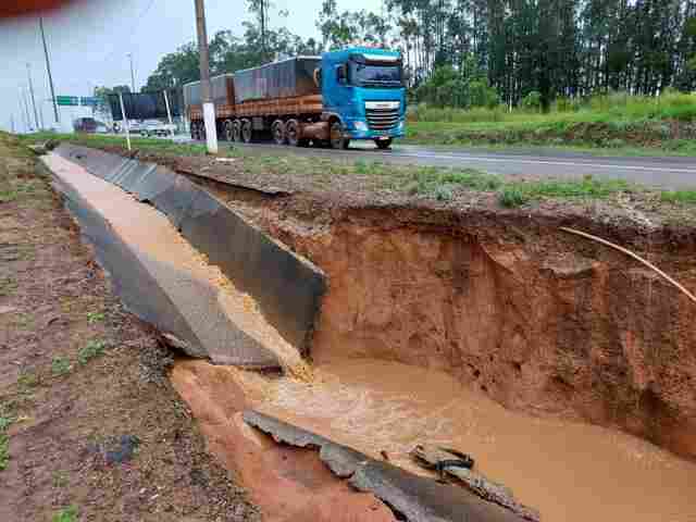 Cratera às margens da BR-364 pode destruir a via em Vilhena; na capital, obras seguem devido a erosão