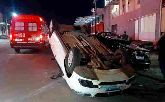 Acidente envolve três veículos e deixa um capotado na capital