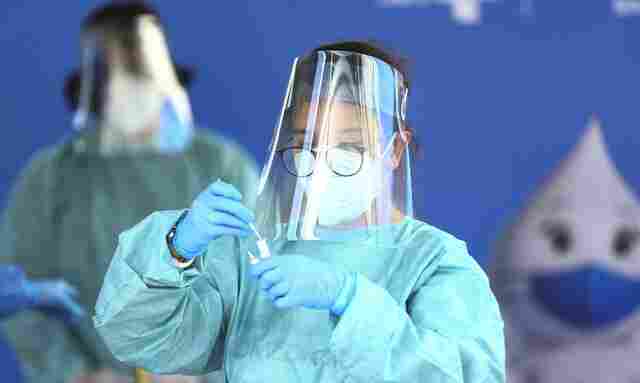 Covid-19 não acabou e vacinação segue fundamental, alerta ministra da saúde