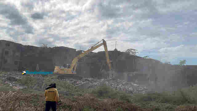 Conjuntos habitacionais Floresta I e II começam a ser demolidos após 10 anos abandonados na capital
