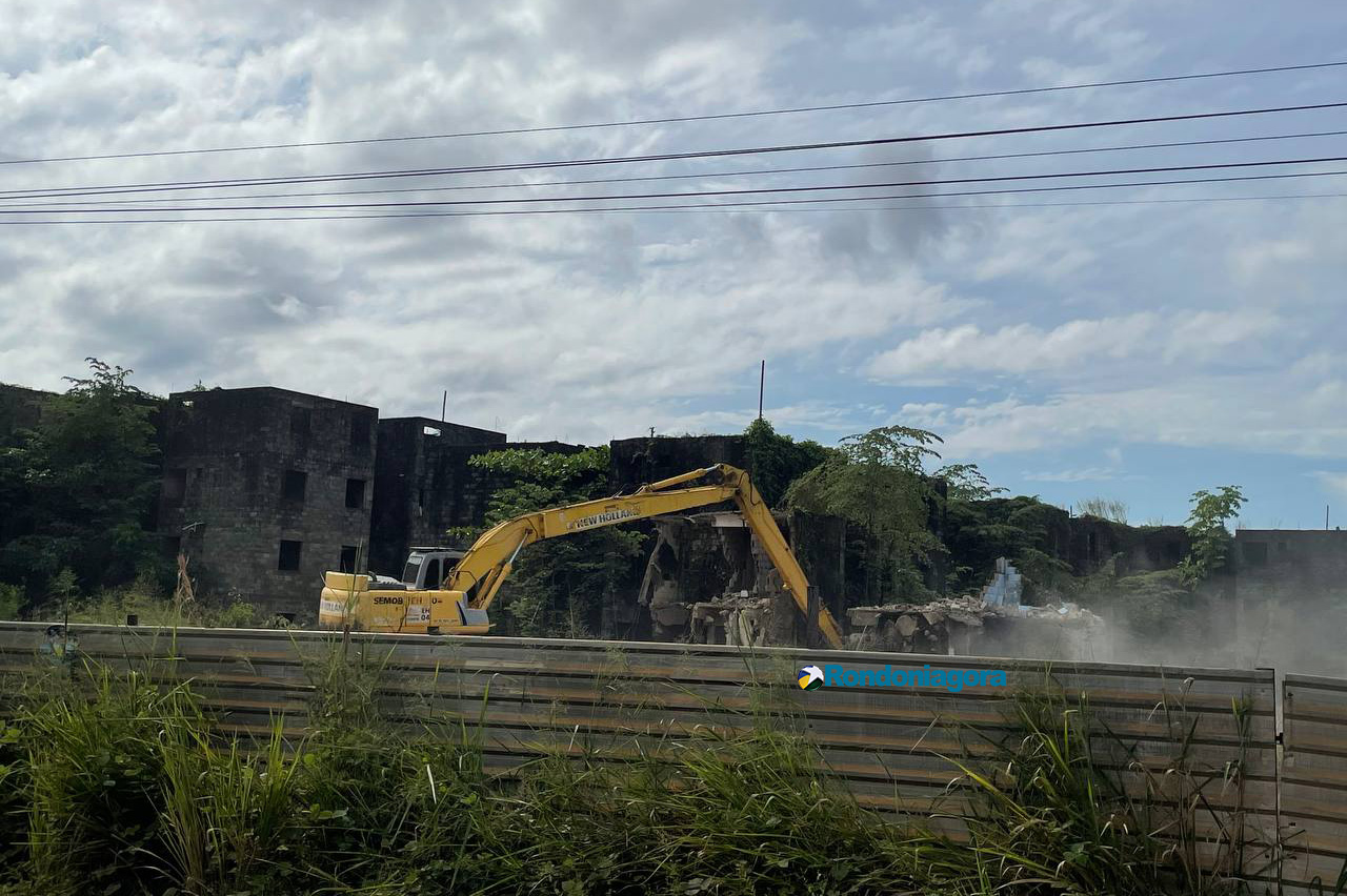 Conjuntos habitacionais Floresta I e II começam a ser demolidos após 10 anos abandonados na capital