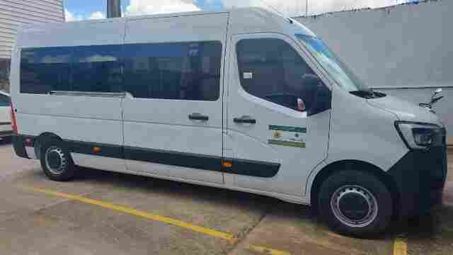 Programa Talentos do Futuro recebe van para transporte de alunos e colaboradores
