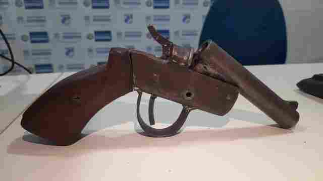 Adolescentes assaltantes são flagrados com arma caseira "caçando" vítimas