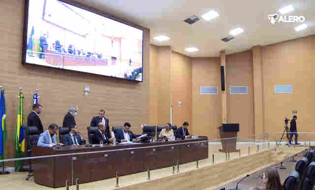 Assembleia aprova projeto que aumenta salário de profissionais da educação