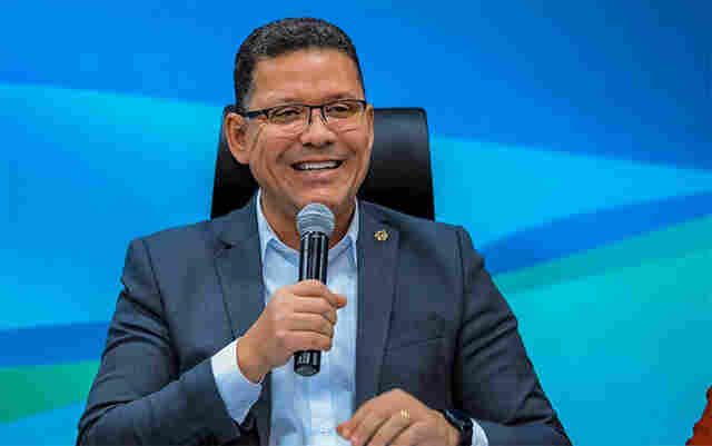 Governador sanciona lei que garante aumento de 14,95% a técnicos e analistas educacionais