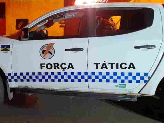 Bando invade casa de assessor de deputado e foge com veículos e arma