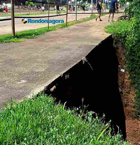 Vídeo: grande buraco no Espaço Alternativo coloca em risco usuários do local