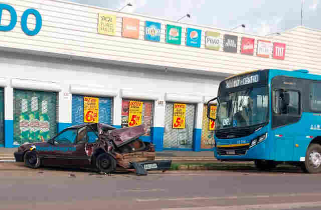 Vídeo: ônibus destrói carro estacionado na zona leste de Porto Velho