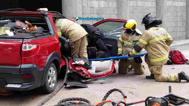 Vídeo e fotos: feridos ficaram presos às ferragens após colisão de carro contra viaduto