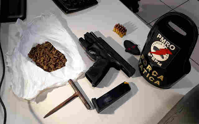 PM prende três com arma de policial penal