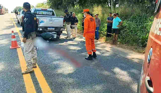 Motociclista morre após colisão na traseira de caminhonete, na BR-364