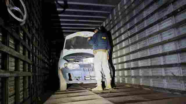 PRF prende quatro e apreende dois veículos roubados, um deles, dentro de caminhão baú