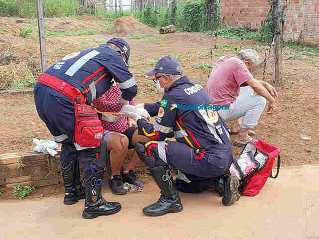 Idoso e mulher são socorridos após colisão entre moto e bicicleta