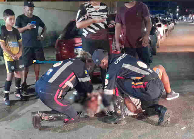 Acidente entre carro e moto deixa idoso lesionado na zona sul