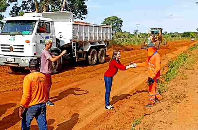 Obras em Costa Marques: deputada Lebrinha acompanha recuperação da estrada do Forte Príncipe e reforma em escola