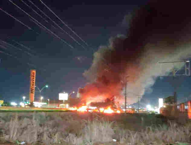 Moradores bloqueiam a BR-364 em Porto Velho, mas PRF e Bombeiros atuam para liberação