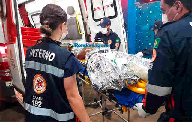 Jovem é atacado a tiros no meio da rua