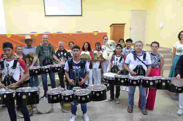 Candeias do Jamari: Ismael Crispin fortalece cultura com entrega de instrumentos para banda de fanfarra