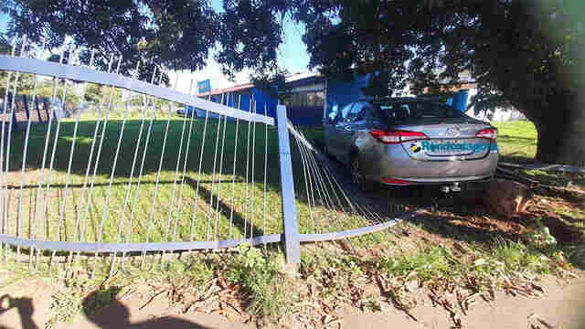 Idoso perde o controle de veículo e destrói grade de proteção de prédio da Sesdec