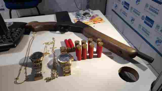 Foragido é flagrado com espingarda após fazer disparos dentro de residência