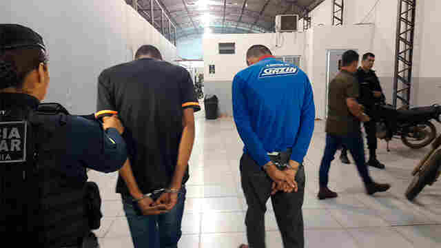 Dupla é presa com arma após roubar moto de vigilante na zona leste