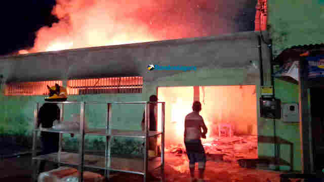 Vídeo: casa é destruída pelo fogo na zona leste de Porto Velho