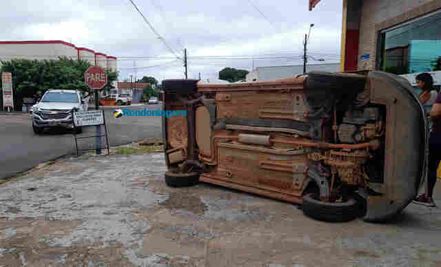 Carro invade preferencial, é atingido por S10 e acaba capotando