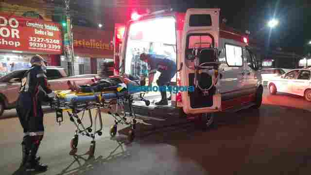 Motociclista atropela mulher e foge do local do acidente