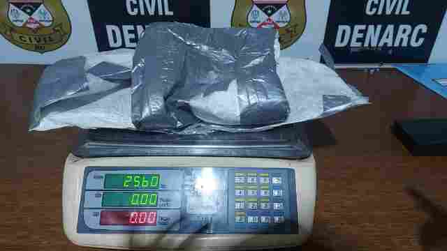 Traficante é preso com drogas no corpo e diz que foi convencido por "amigo"