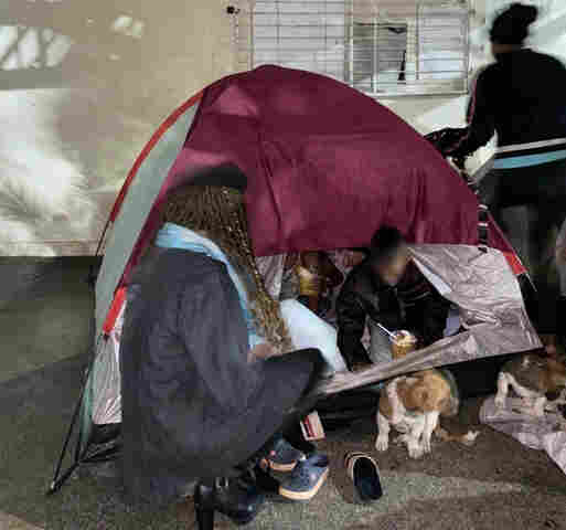 Campanha da Prefeitura recebeu mais de 100 agasalhos para moradores de rua; ONG distribuiu alimentos