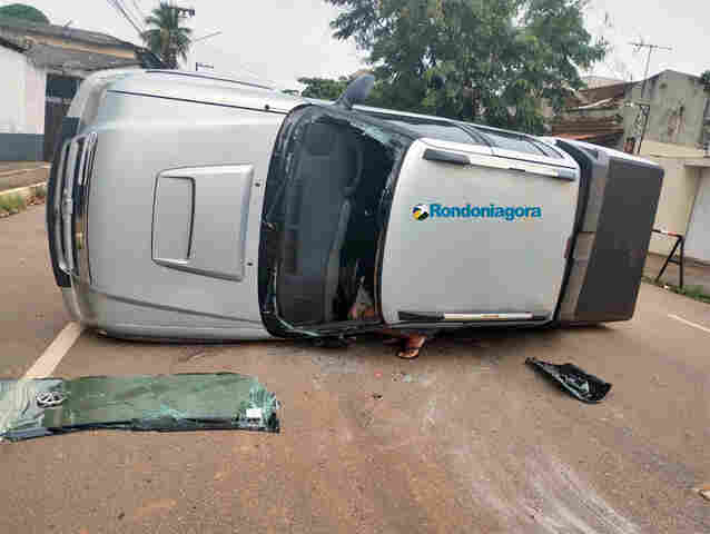 S-10 capota após acidente em cruzamento na região central de Porto Velho